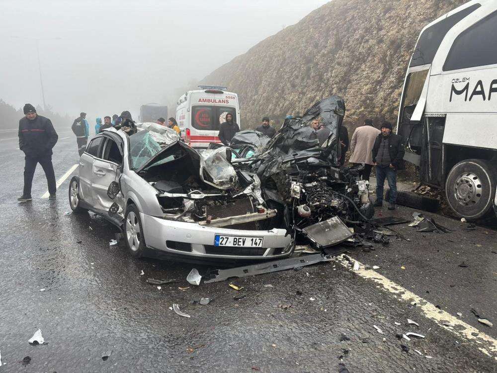 Yoğun sis zincirleme kazaya yol açtı! 2 ölü, çok sayıda yaralı var 2